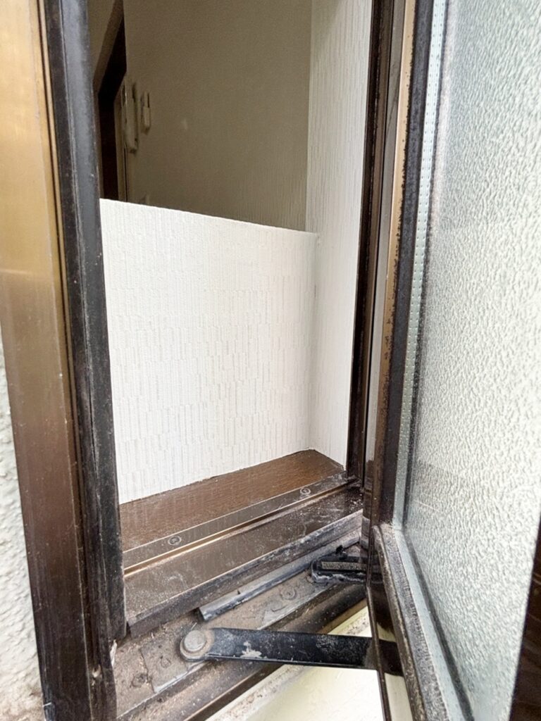 外側から見た洗面所の裏側。新たに作った壁をｸﾛｽで巻き込んだことで外から見ても綺麗に仕上がりました。