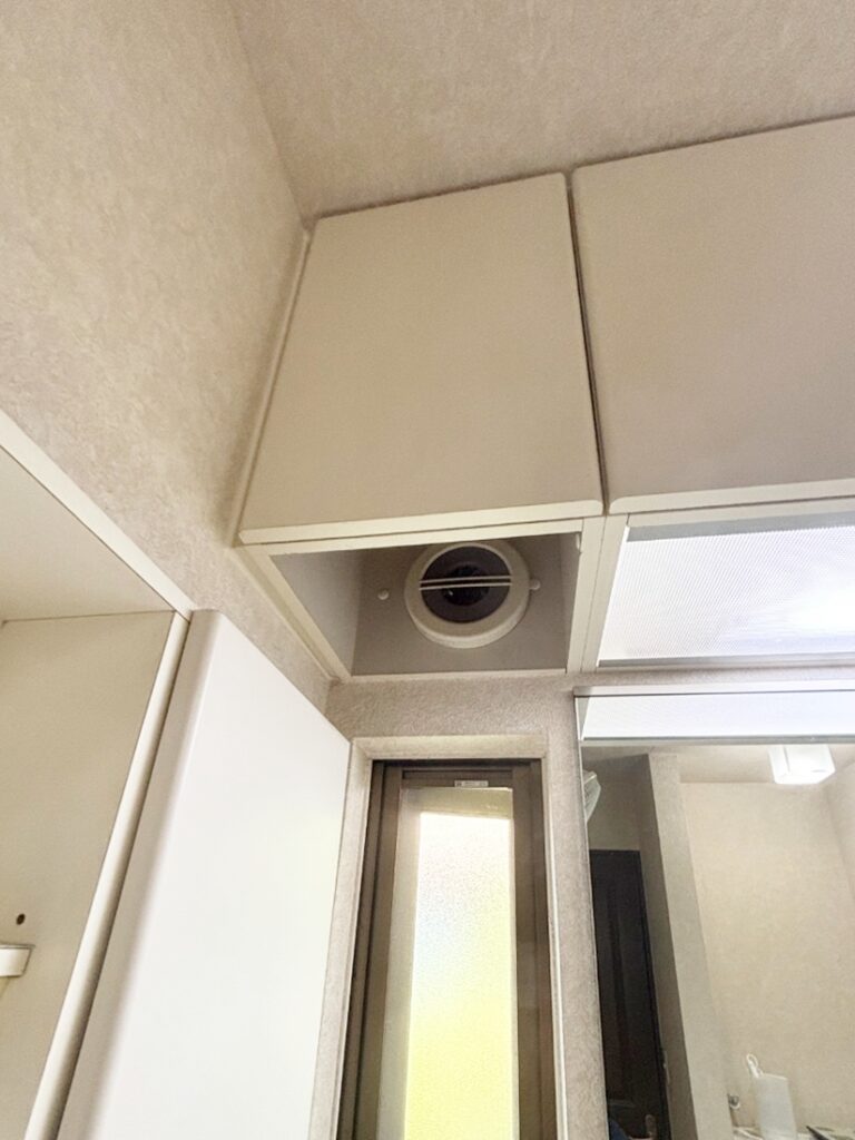 吊戸の脇には換気扇がありました。