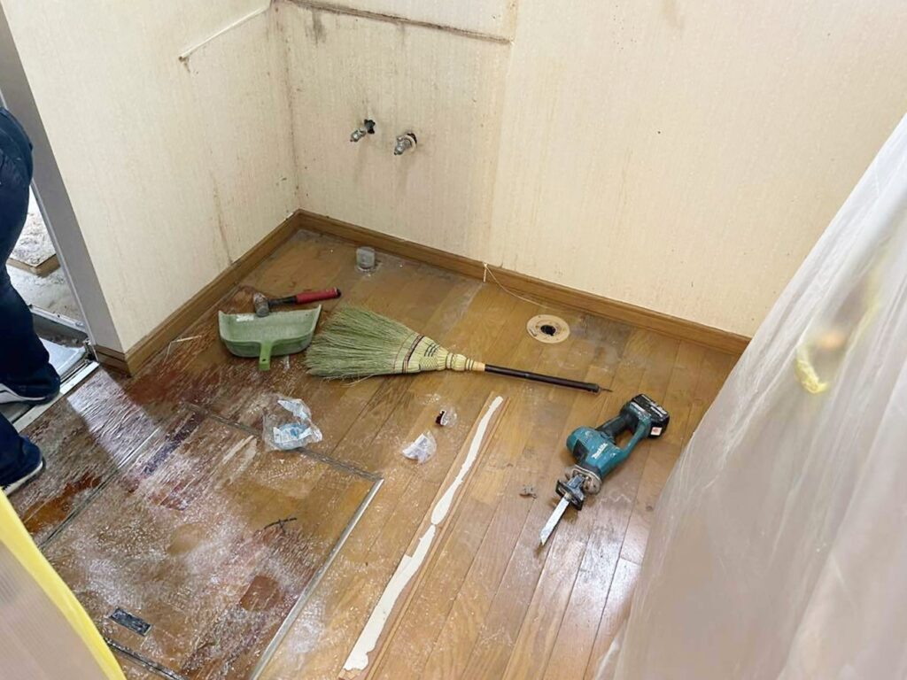 既存洗面台解体。