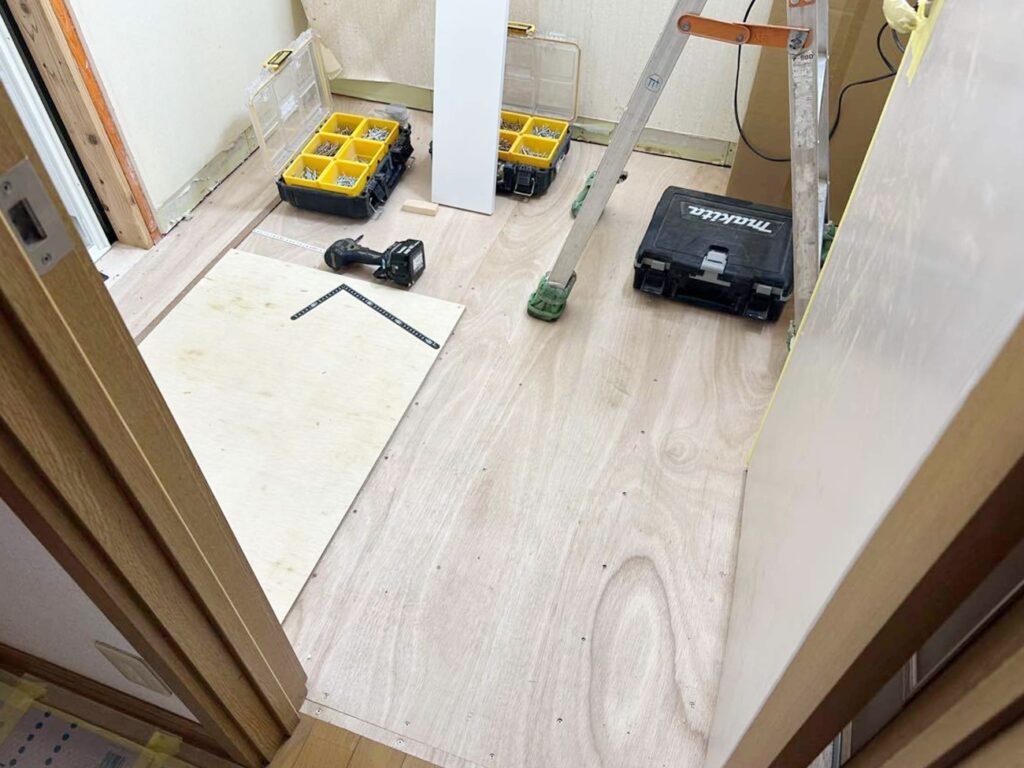 洗面所床下地施工。