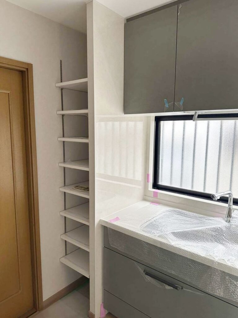 収納内部は可動棚。収納する物のｻｲｽﾞに合わせて高さを変えられます。