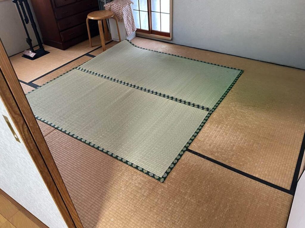 和室。畳や障子など、色褪せやささくれが目立ちました。