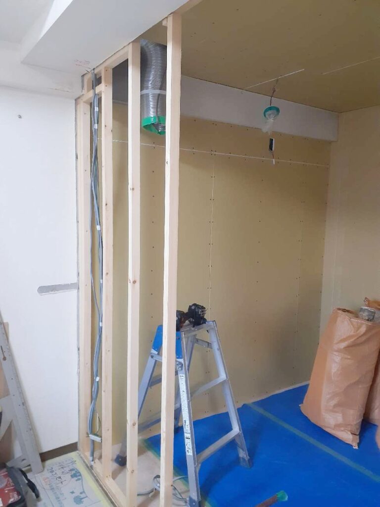 ｷｯﾁﾝ解体。ｺﾝﾛ側の壁を建てています。