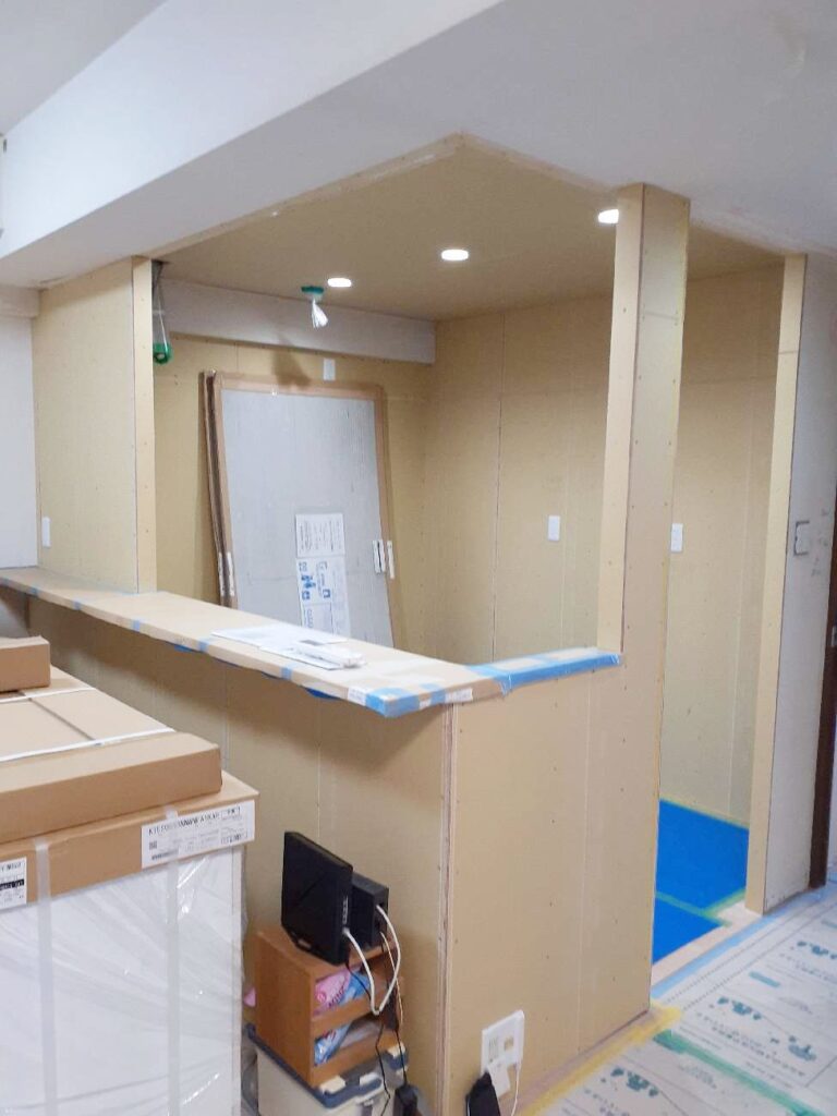 吊戸と壁を撤去し、壁を造作。新規カウンターを取り付けました。